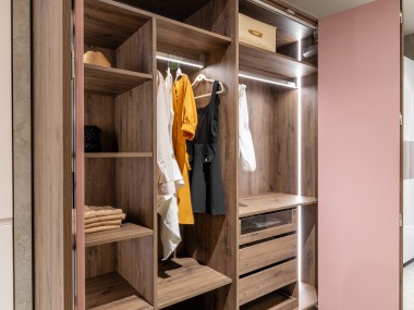 Trang trí tủ đồ phòng ngủ